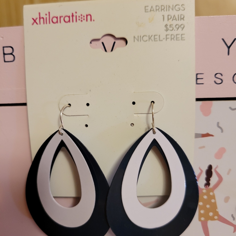 Black/white dangke earrings